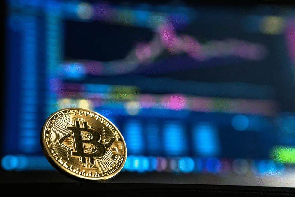 Bitcoin sobe 2% e dá sinais de reversão do movimento de queda recente