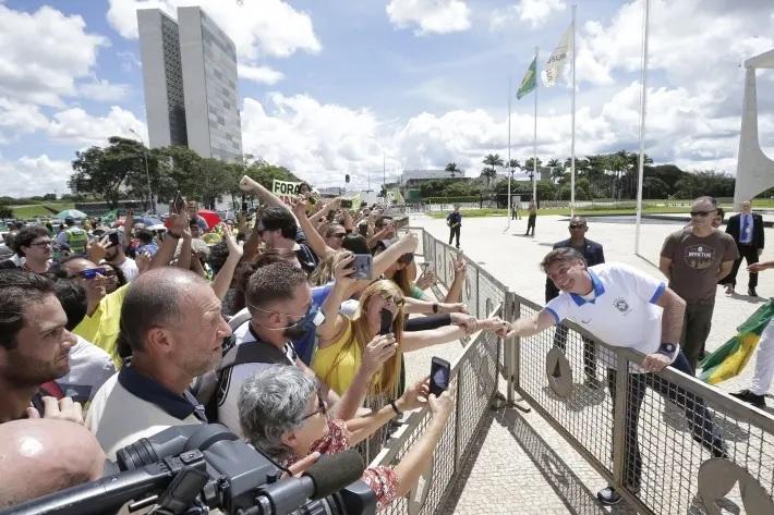 Bolsonaro violou a lei ao deixar isolamento para teste de coronavírus e cumprimentar manifestantes?